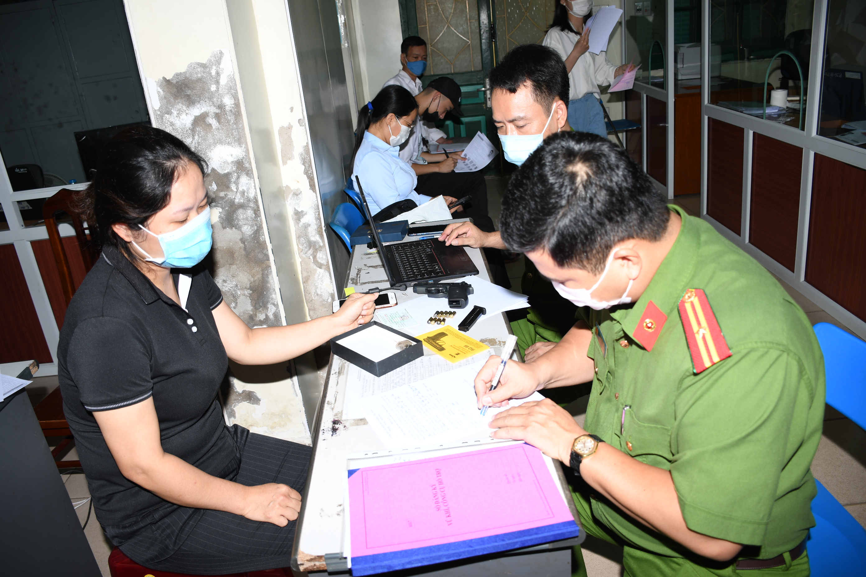 Công an các quận đẩy mạnh thu hồi vũ khí, vật liệu nổ, công cụ hỗ trợ